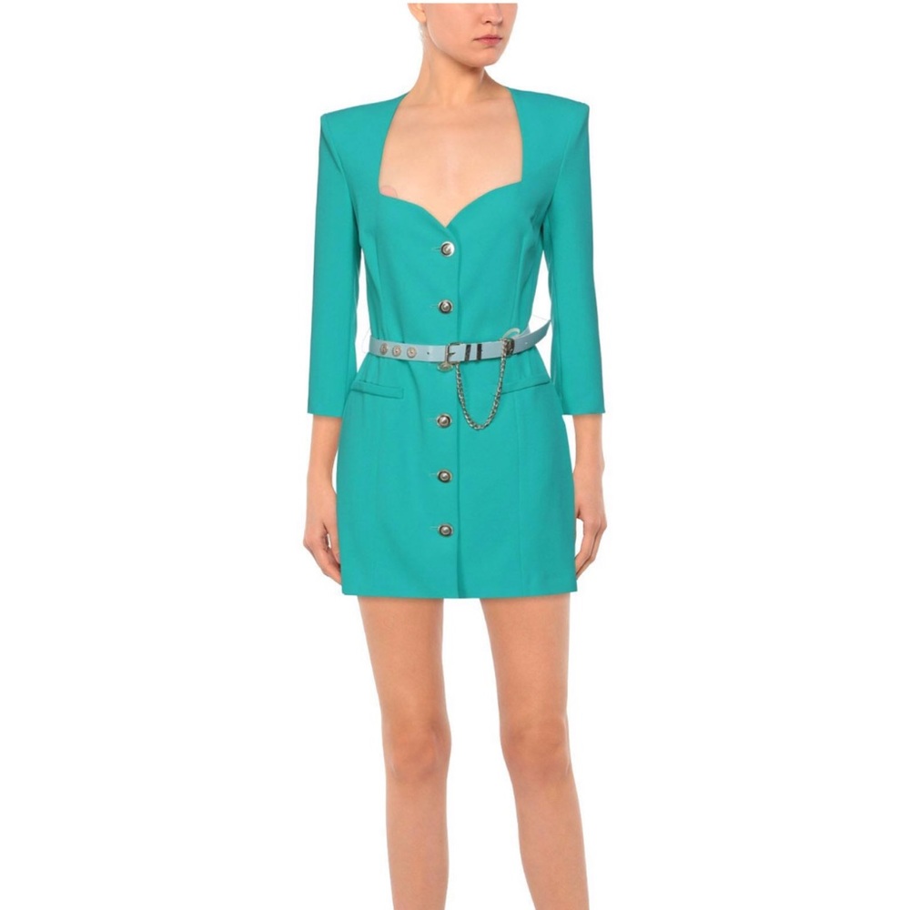 Small international sizing. Turquoise color. Comes equipped with waist belt.